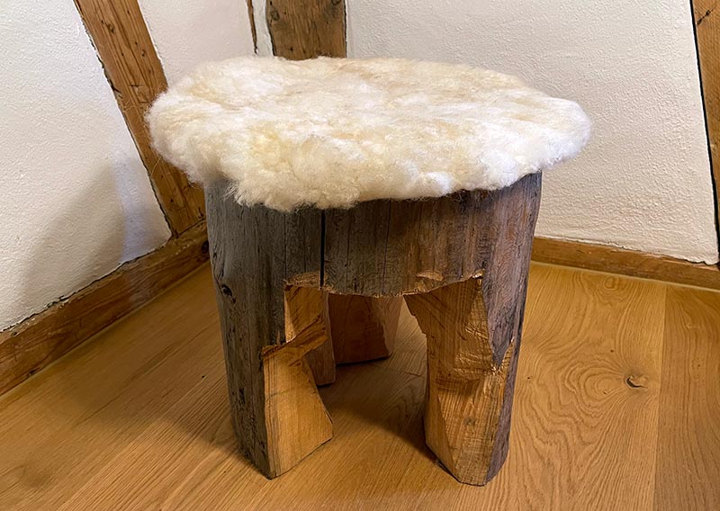Ein herrlich festes Sitzfell für jeden Stuhl, ob drinnen oder draussen auf der Terrasse. Die helle Wolle ist nicht heikel auf Schmutz. Denn Wolle ist schmutzabweisend. Und falls doch ein Malheur passiert - die Jawoll-Felle sind waschbar bei 30 Grad im Wollwaschgang. 