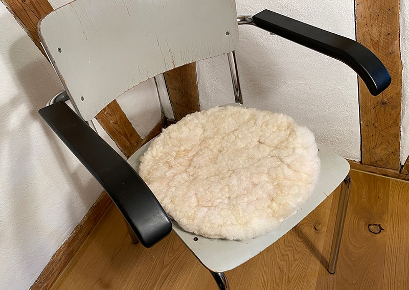 Ein herrlich festes Sitzfell für jeden Stuhl, ob drinnen oder draussen auf der Terrasse. Die helle Wolle ist nicht heikel auf Schmutz. Denn Wolle ist schmutzabweisend. Und falls doch ein Malheur passiert - die Jawoll-Felle sind waschbar bei 30 Grad im Wollwaschgang. Die frechen roten Punkten haben ganz leicht abgefärbt. 